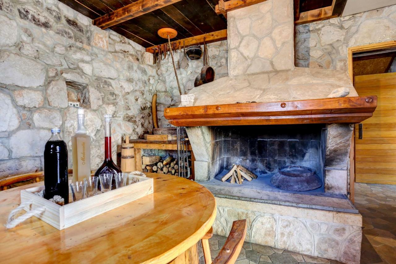 Отель Rustic Stone House Bajeli With Jacuzzi Zagvozd Экстерьер фото